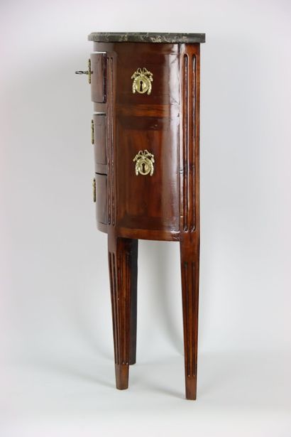 Commode demi-lune
Petite commode demi lune....