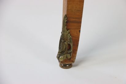 Un bureau de pente en noyer mouluré et sculpté,...