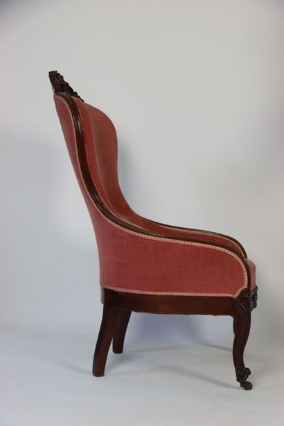 Fauteuil en bois mouluré et sculpté. Garniture...