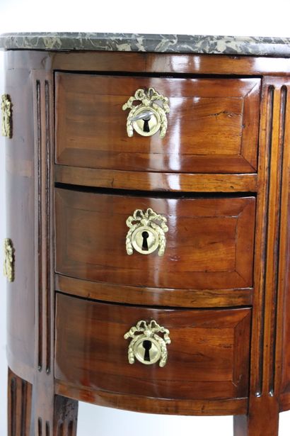 Commode demi-lune
Petite commode demi lune....