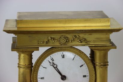 Pendule portique en bronze doré, le cadran...