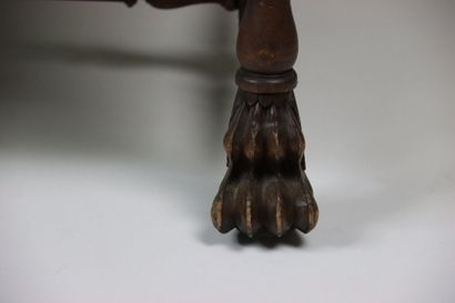 Réunion de deux fauteuils et d'un canapé...