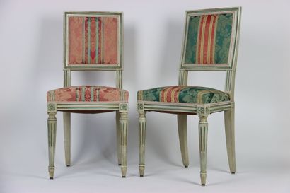 Réunion de deux chaises en bois mouluré et...