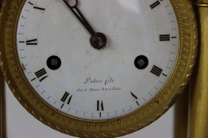 Pendule portique en bronze doré, le cadran...
