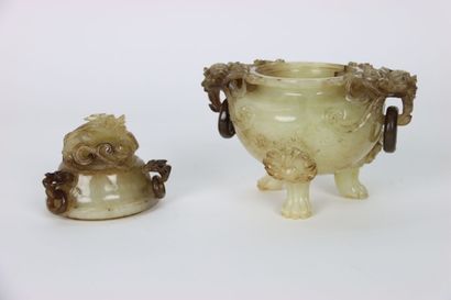 CHINA. Covered pot in stone of lard. It rests...