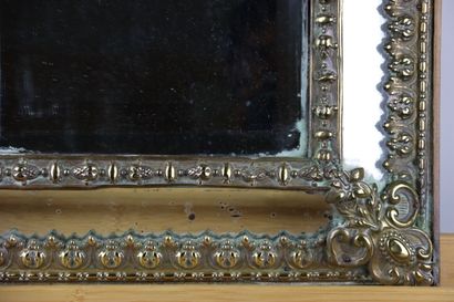 Miroir à parclose et fronton dans un cadre...