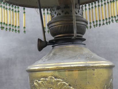 Lampe à pétrole en bronze doré, abat jour...