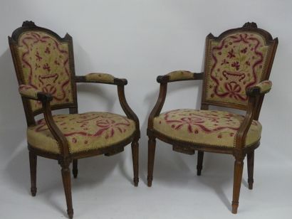 Paire de fauteuils , noyer moulure et scuplté,...