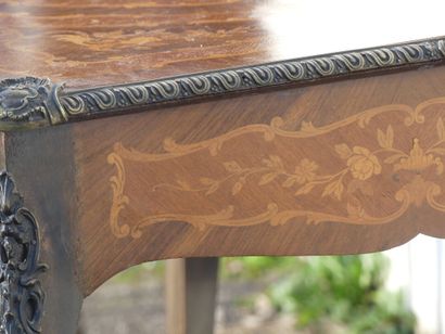 Bureau en bois marqueté à décor stylisé de...