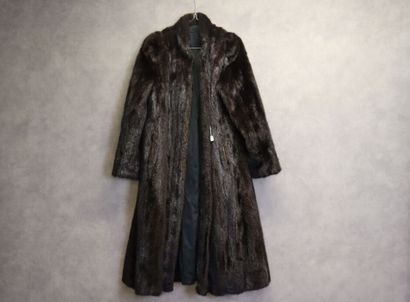 YVES SAINT LAURENT. Manteau vison brun. Taille...