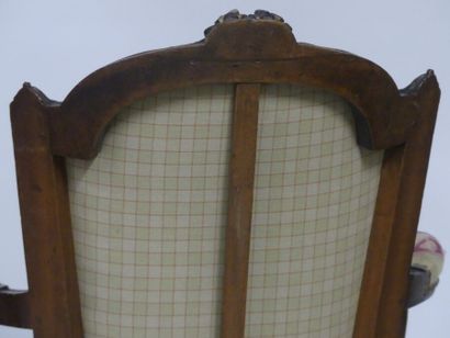 Paire de fauteuils , noyer moulure et scuplté,...