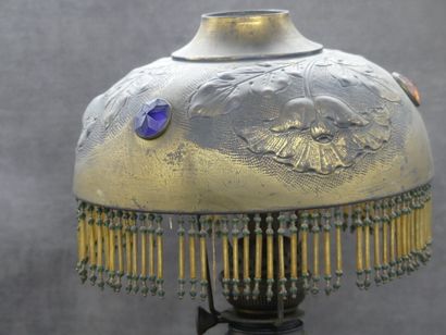 Lampe à pétrole en bronze doré, abat jour...