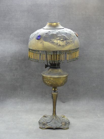 Lampe à pétrole en bronze doré, abat jour...