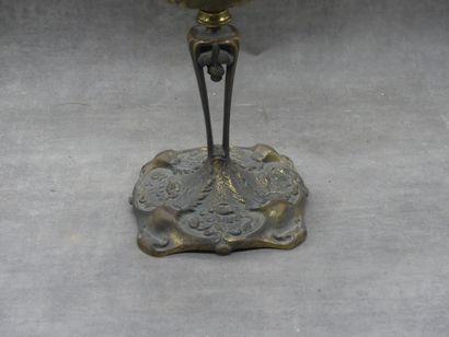 Lampe à pétrole en bronze doré, abat jour...