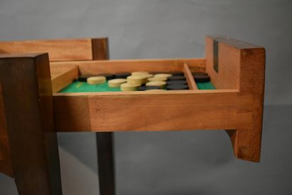 Table à jeu en bois, placage d'acajou et...