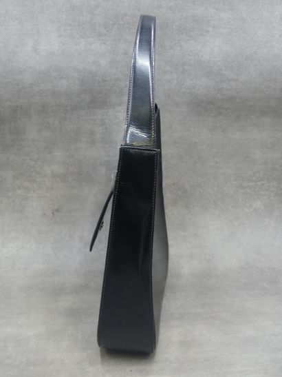 LANCEL. Sac porté épaule en simili cuir noir,...