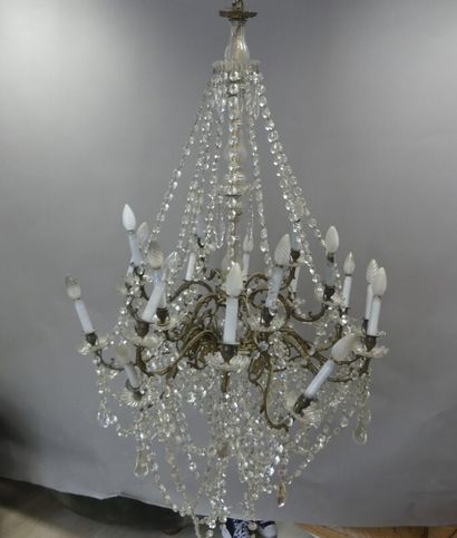 Lustre en laiton doré à 18 feux e pampilles....