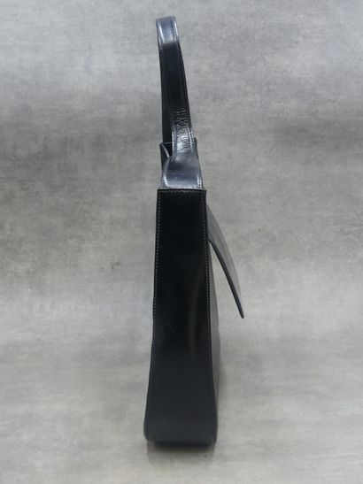 LANCEL. Sac porté épaule en simili cuir noir,...
