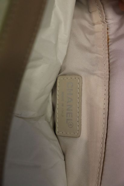 CHANEL. Trousse de toilette en nylon damassé...