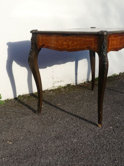 Bureau en bois marqueté à décor stylisé de...