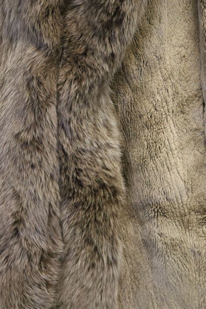 G.R FICHELIS. Manteau en fourrure. Dimensions...