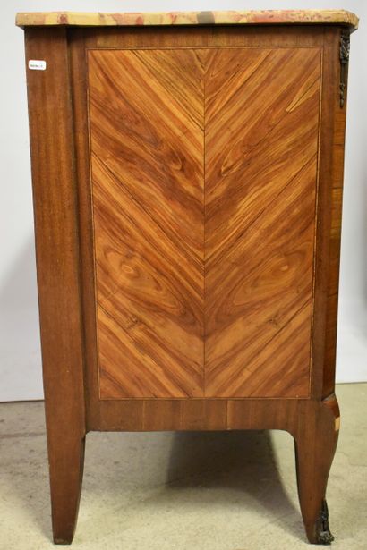 Commode en marquetterie ouvrant par trois...
