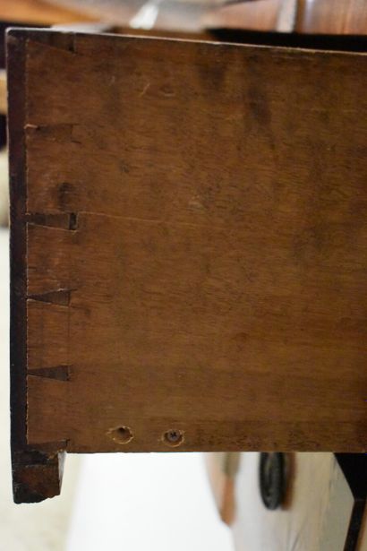Commode en marquetterie ouvrant par trois...