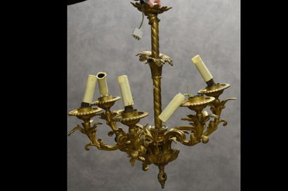 Lustre en bronze doré éclairant par 6 feux...
