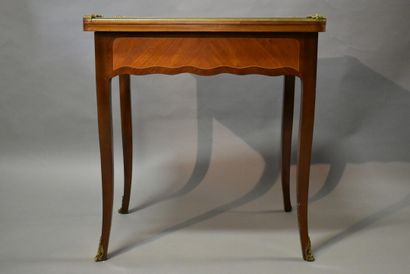 Table à jeu en bois, placage d'acajou et...