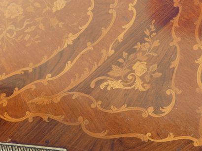 Bureau en bois marqueté à décor stylisé de...