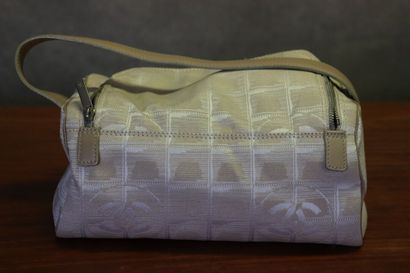 CHANEL. Trousse de toilette en nylon damassé...