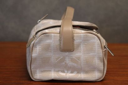 CHANEL. Trousse de toilette en nylon damassé...