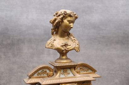Pendule-portique en bronze ciselée dorée...