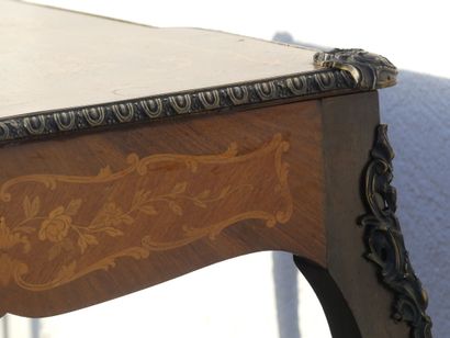 Bureau en bois marqueté à décor stylisé de...