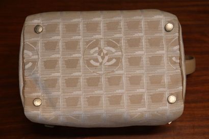 CHANEL. Trousse de toilette en nylon damassé...
