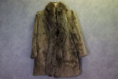 G.R FICHELIS. Manteau en fourrure. Dimensions...