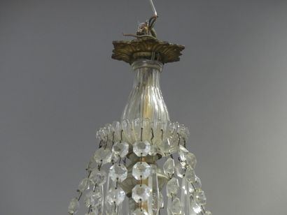 Lustre en laiton doré à 18 feux e pampilles....
