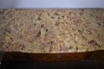 Commode en marquetterie ouvrant par trois...