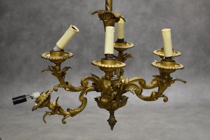 Lustre en bronze doré éclairant par 6 feux...