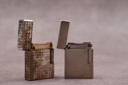 DUPONT. Réunion de deux briquets en métal,...