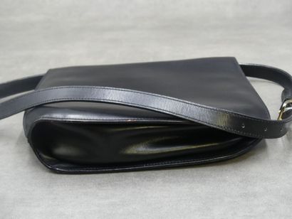 CELINE. Sac/ pochette en cuir noir avec bandoulière...