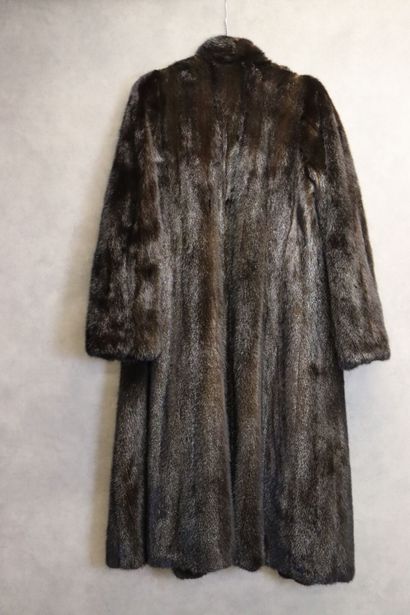 YVES SAINT LAURENT. Manteau vison brun. Taille...