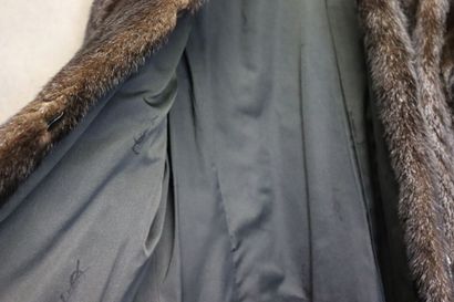YVES SAINT LAURENT. Manteau vison brun. Taille...