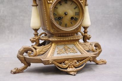 Pendule-portique en bronze ciselée dorée...