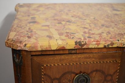 Commode en marquetterie ouvrant par trois...