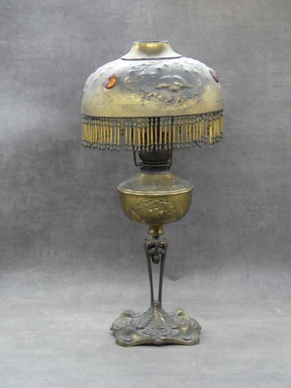 Lampe à pétrole en bronze doré, abat jour...