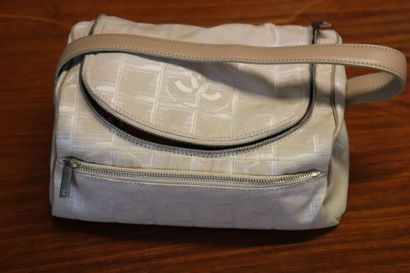 CHANEL. Trousse de toilette en nylon damassé...