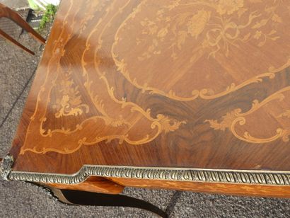 Bureau en bois marqueté à décor stylisé de...