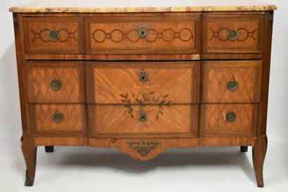 Commode en marquetterie ouvrant par trois...
