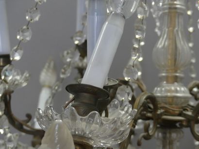 Lustre en laiton doré à 18 feux e pampilles....